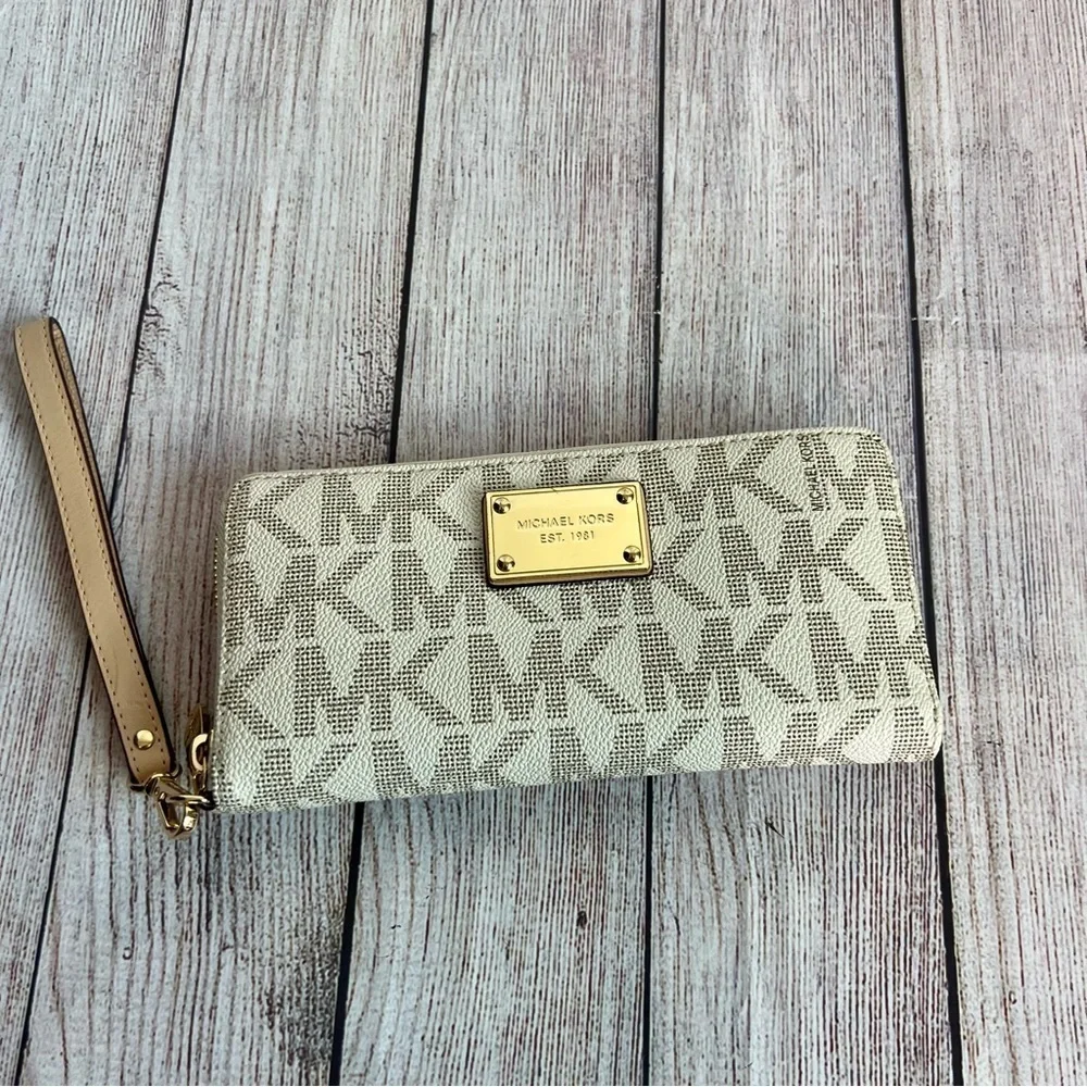 Michael Kors Signature Jet Set Wristlet Wallet